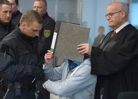 Ein Mitglied der «Gruppe Freital» bei ­Prozessbeginn am 7. März 2017 in Dresden