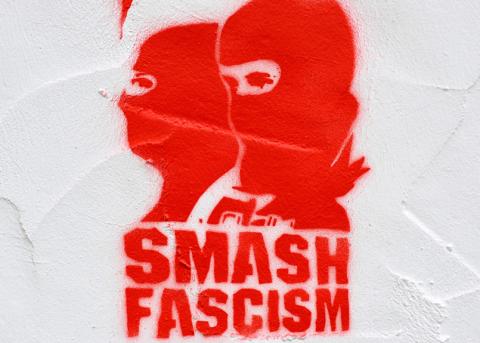 gesprayte Schablonengrafik mit Schriftzug «Smash Fascism»