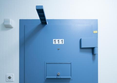 Blick auf eine Arrestzellen-Türe