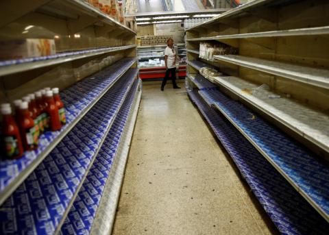 Supermarkt in Caracas mit leeren Warengestellen