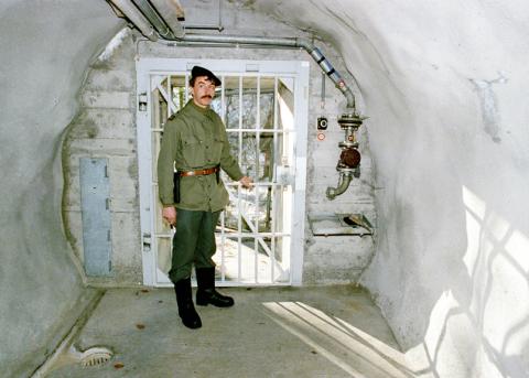 Soldat am Eingang der P-26-Bunkeranlage in Gstaad