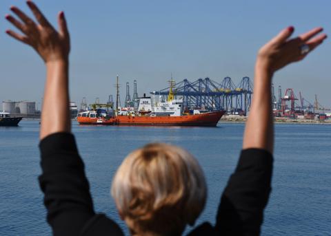 Winkende Person bei der Einfahrt der «Aquarius» in Valencia mit 629 geretteten Flüchtlingen an Bord