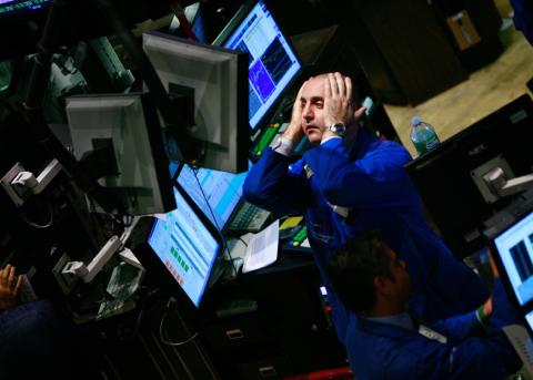 Ein Trader an der Wall Street beobachtet fallende Kurse