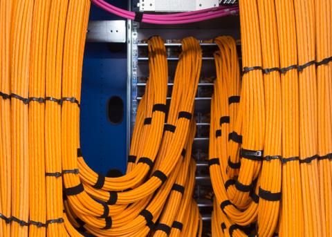 Kabel in einem Rechenzentrum der Swisscom in Bern