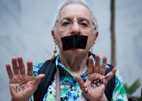 Frau an einer Protestveranstaltung am Tag vier der Kavanaugh-Anhörung