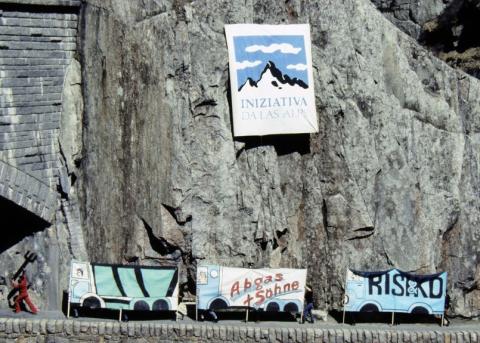 Aktion zur Lancierung der Alpeninitiative in der Schöllenenschlucht, 1989