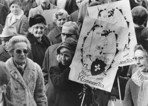 Demonstration für das Frauenstimmrecht am 1.  März 1969 auf dem Bundesplatz in Bern