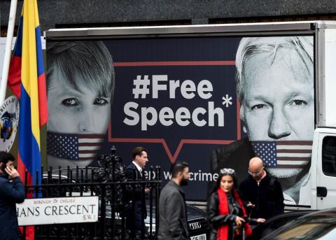 Poster mit Chelsea Manning und Julian Assange auf einem Lieferwagen in London