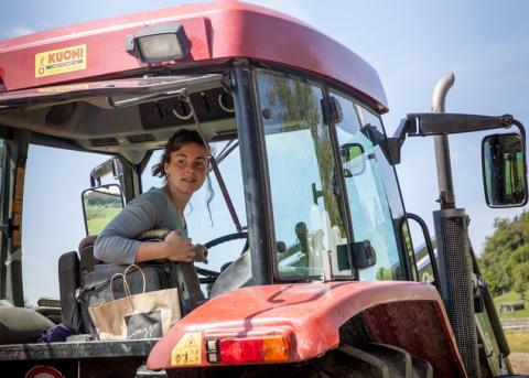 Landwirtin Marion Sonderegger auf dem Traktor