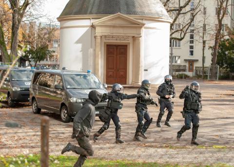 PolizistInnen verfolgen am 24. Novemer 2018 in der Rosentalanlage einen #BaselNazifrei-Aktivisten