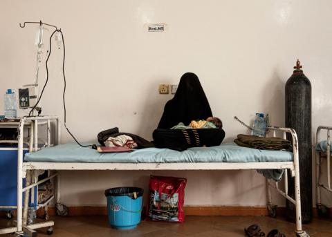 Eine Mutter mit ihrem Kind im Spital von Sadah, Jemen
