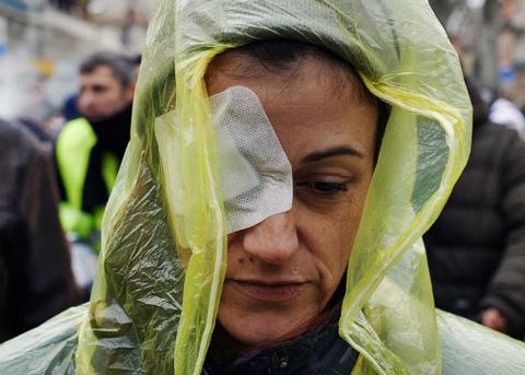 Frau bei Gelbwestenprotest gegen Polizeigewalt in Toulouse