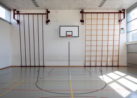 Verwaiste Turnhalle einer Primarschule im Kanton Bern