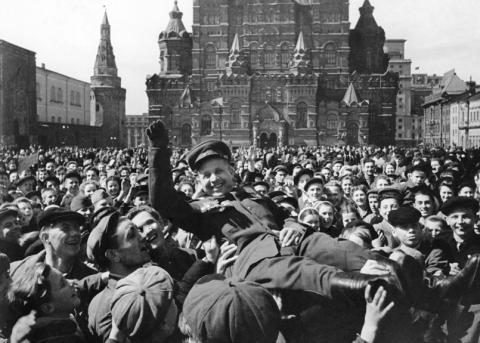 Feier beim Kriegsende am 9. Mai 1945 auf dem Roten Platz in Moskau