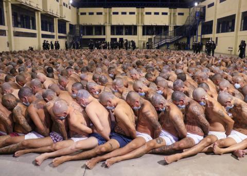 zusammengepferchte Gefängnisinsassen in El Salvador