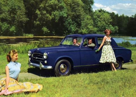Personen in und um ein Auto auf einer Werbekarte der 50er Jahre 