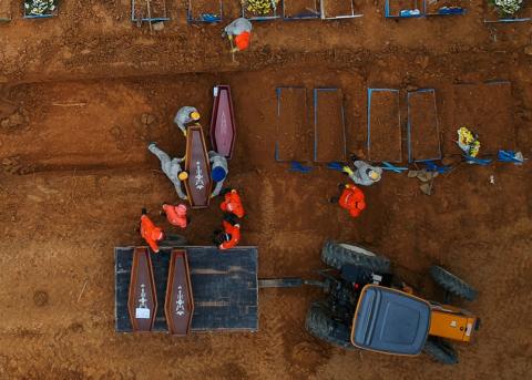 Massenbegräbnis auf einem Friedhof in Manaus, Brasilien