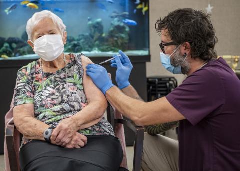 alte Frau wird in Luzern als erste Schweizerin gegen Covid-19 geimpft