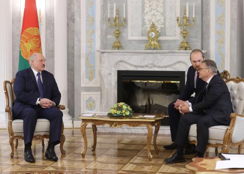 der belarusische Präsident Alexander Lukaschenko mit René Fasel (Präsident des Eishockeyweltverbands) im Gespräch
