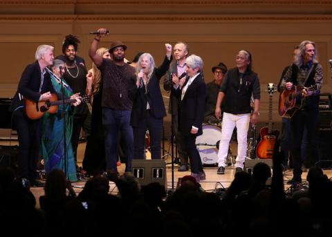 Patti Smith und Joan Baez auf der Bühne an einem Benefizonzert  in New York, 2017