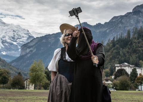 Zwei Frauen in Interlaken, im ­Hintergrund die Jungfrau