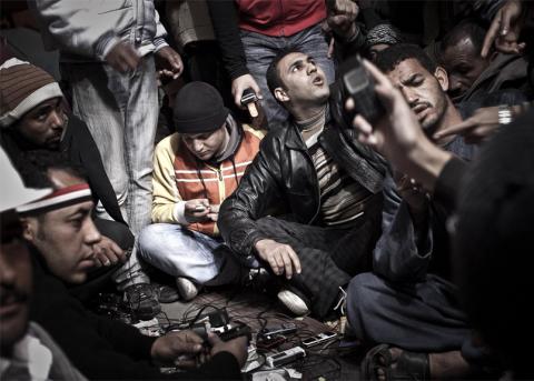 Menschen rund um eine improvisierte Handyladestation auf dem Tahrirplatz in Kairo im Februar 2011