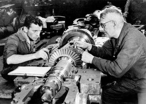 Angestellte des BBC-Werks bei Montagearbeiten in Birr, 1966