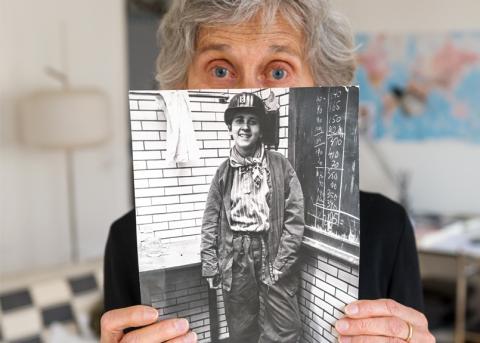 Pia Zanetti hält ein Foto in den Händen