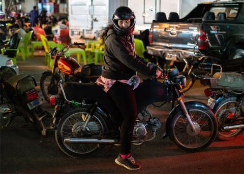 Pink-Riders-Organisatorin Sana Yaqoob mit ihrem Motorrad auf der Strasse