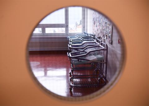 Blick durch eine Türe in die Entbindungsstation im Spital San Giovanni, Bellinzona