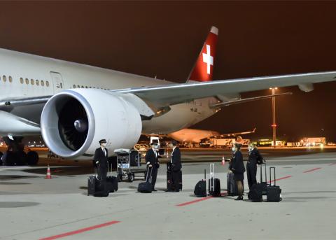 Swiss-Piloten und -FlugbegleiterInnen vor einem Flugzeug in Zürich-Kloten
