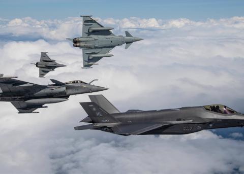 Ein F-35A, zwei Rafale und ein Eurofighter in der Luft