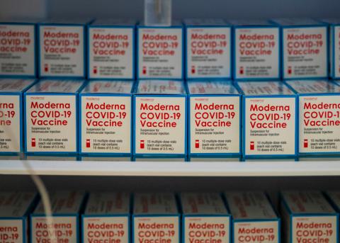 Schachteln mit Covid-19-Impfdosen von Moderna