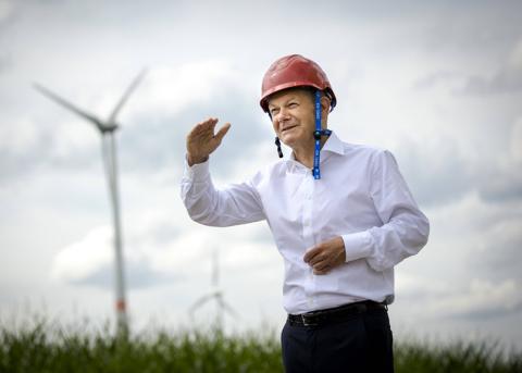 Olaf Scholz beim Besuch eines Windparks