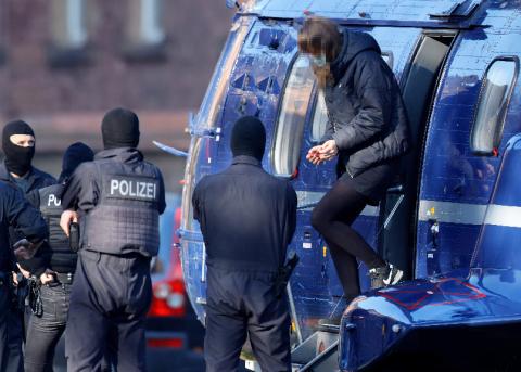 Lina E. steigt nach ihrer Verhaftung in Karlsruhe aus einem Polizeihelikopter