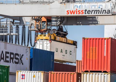 Blick auf das Containerterminal im Basler Rheinhafen