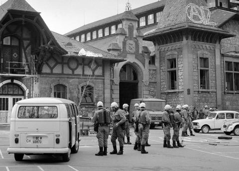 Aufnahme von der Räumung des Autonomen Jugendzentrums in der Berner Reitschule von 1982