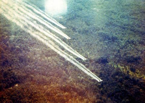 Flugzeuge der US-Air-Force versprühen Herbizide über Südvietnam, 1965