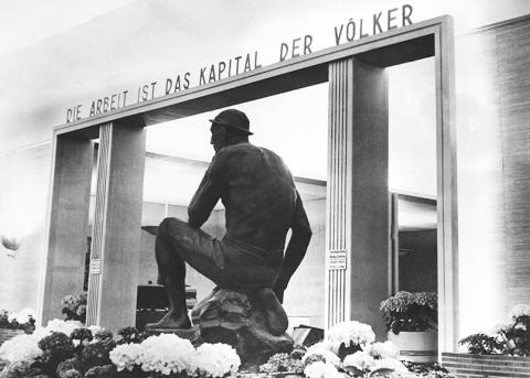 Statue und Propaganda in einer Technikausstellung der Nazis 1941 in Brüssel