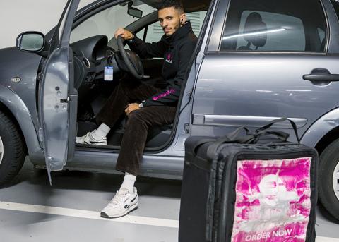 Farès Doudouhi in seinem Auto mit Tasche vom Lieferdienst Smood