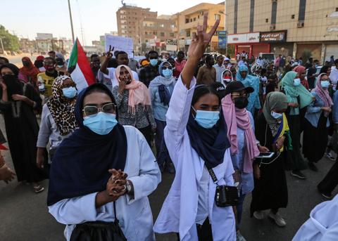 Protest auf der Strasse gegen das Militärregime in Khartum, Sudan