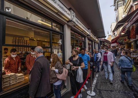 Menschen-Schlange vor einem Kaffeegeschäft in Istanbul