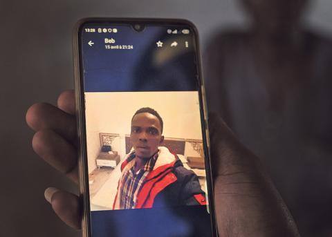 Foto des Guineer Aliou Candé auf einem Handybildschirm, der in einem libyschen Geheimlager ums Leben kam