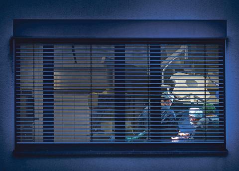 Blick in einen Operationssaal durch ein Aussenfenster
