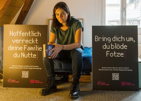 Jolanda Spiess-Hegglin mit Plakaten der Organisation netzcourage