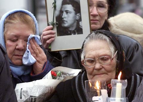 Moskauer:innen treffen sich zur «Rückgabe der Namen», wo sie der Opfer von Stalins Terror gedenken
