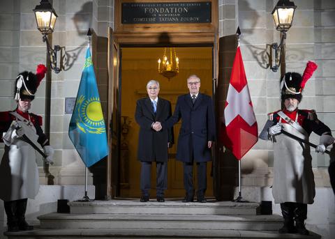 Der kasachische Präsident Kassym-Jomart Tokajew und der damalige Bundespräsident Guy Parmelin am 29. November 2021 in Genf