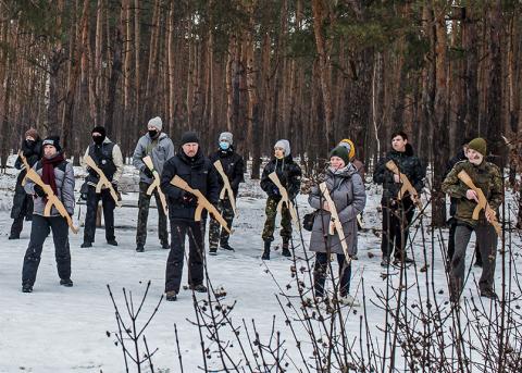 Ukrainische Zivilisten mit Sturmgewehr-Attrappen aus Holz