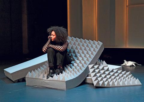 Pauline Avognon als Ella in ­«Bullestress» am Schauspielhaus Zürich