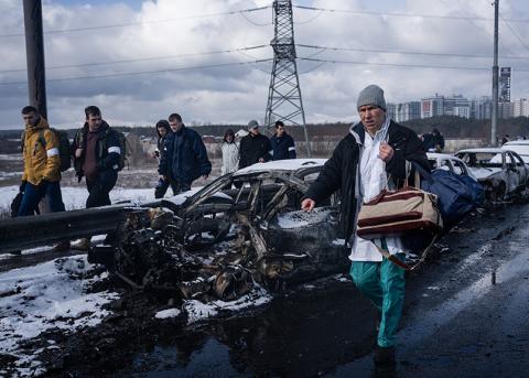 Zivilisten fliehen am Dienstag vor russischen Angriffen aus Irpin in der Nähe von Kiew